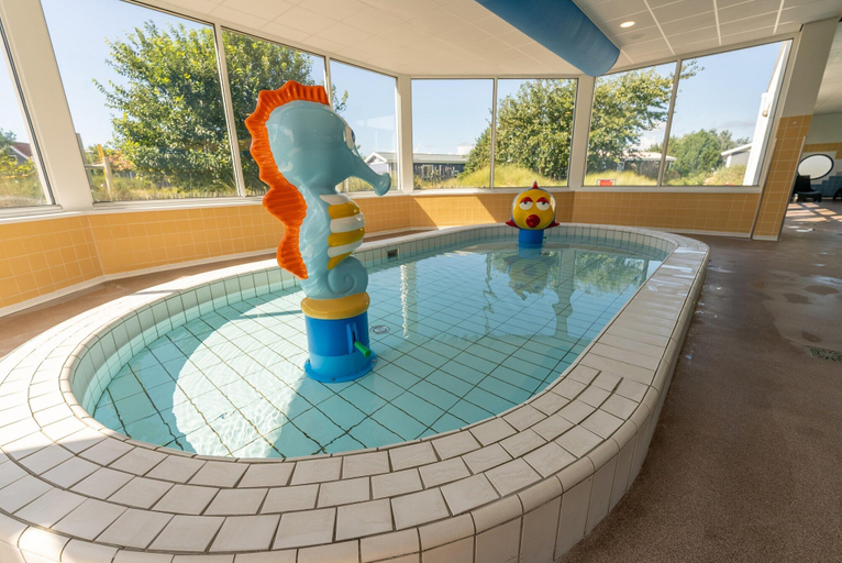 Pool 3, Modern Chalet With Dishwasher, Near the Beach, Ameland