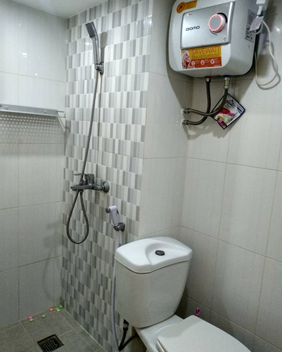Bathroom 5, Apartemen The Jarrdin Cihampelas by Bagas Hallo Tidur, Bandung