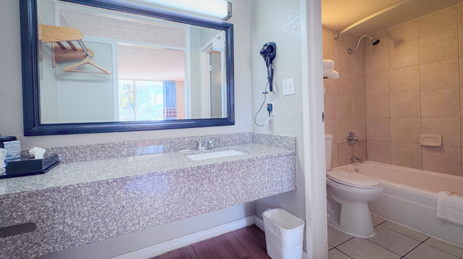 Bathroom 4, Super 8 by Wyndham Hardeeville/Savannah North, Jasper