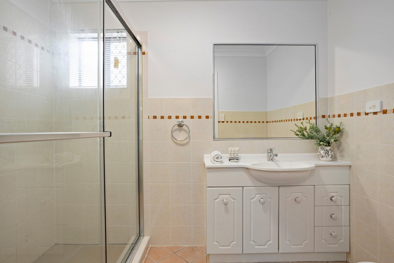 Others 4, Comfy 2-bedroom Family Apartment With Free Parking, Brisbane