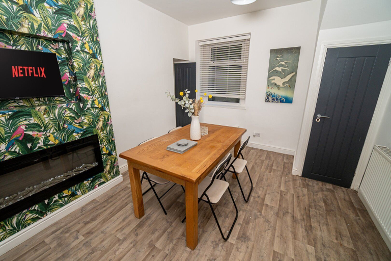 Others 4, Cosy 3-bed House Walk to Swansea Stadium, Swansea
