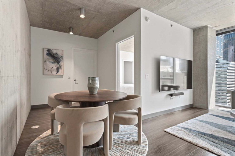 Room 5, 2BR Apt Stunning Views Steps to Michigan Avenue, Cook