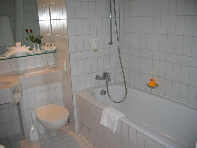 Bathroom 3, Wyndham Garden Düsseldorf Mettmann, Mettmann