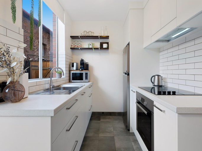 Others 4, Snug St Kilda Apartment with Private Courtyard, Melbourne