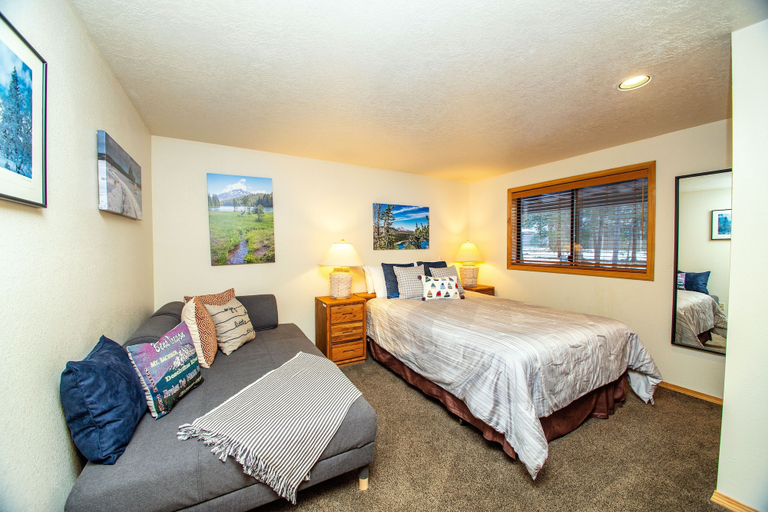 Room 3, Red Cedar 53 3 Bedroom Home, Deschutes