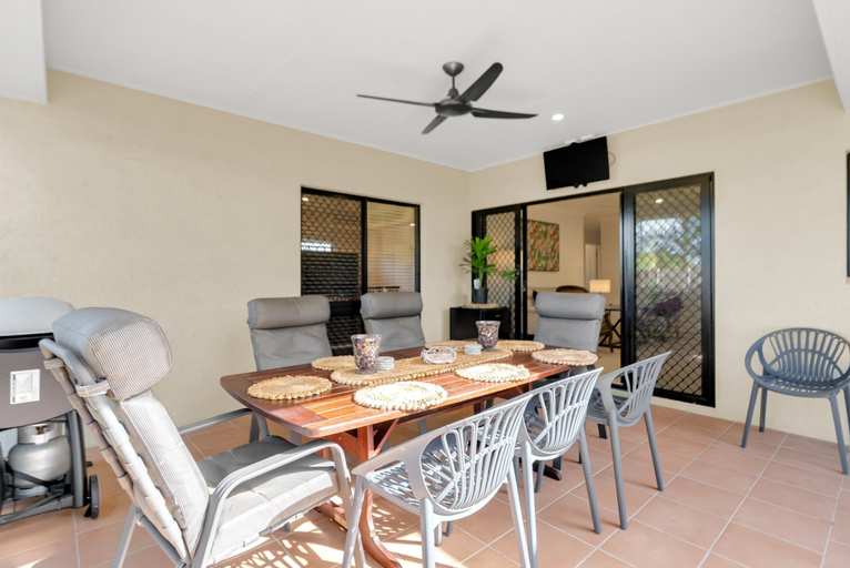 Balcony 2, 3-bed Family Home With Pool & BBQ by the Beach, Cairns