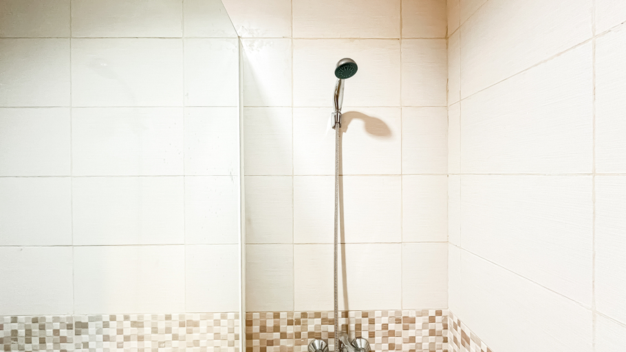 Bathroom 5, Homey Studio at Tamansari Iswara Apartment By Travelio, Bekasi