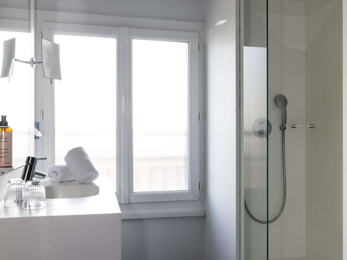 Bathroom 5, Mercure Annecy Centre Hotel, Haute-Savoie