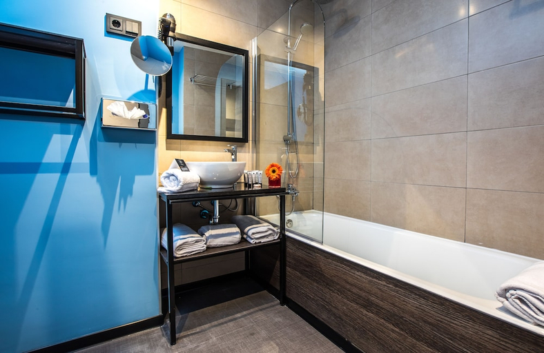 Bathroom 5, NYX Hotel Madrid by Leonardo Hotels, Madrid