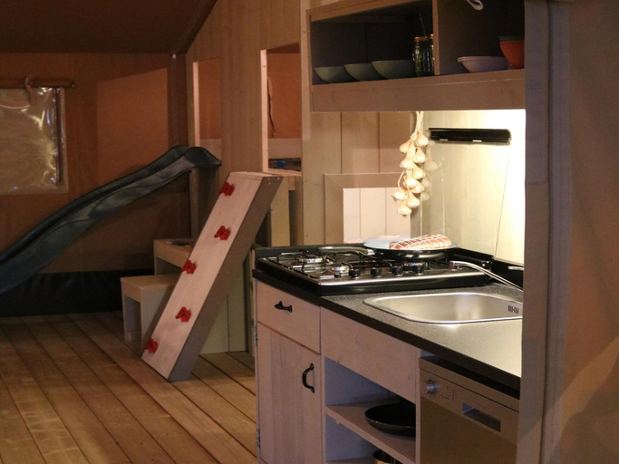 Private kitchen 5, Luxury Family Tent With Play Area, Hardenberg