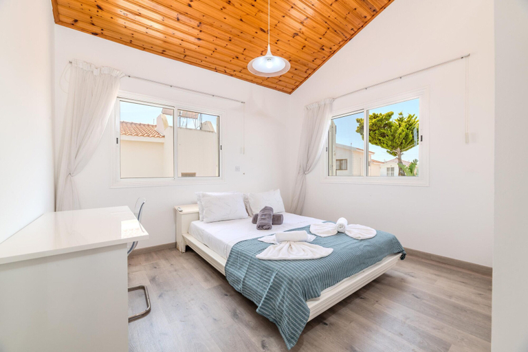 Room 4, La Casa De Louie Villa