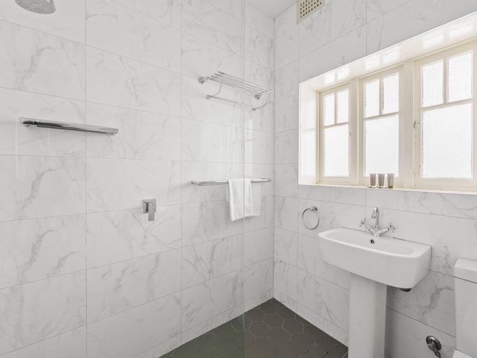 5, Fairlight 2-Bed Apartment Steps from the Beach, Sydney