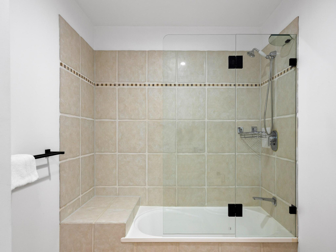 5, Pristine 2-Bed Apartment with Pool and Balcony, Noosa - Sunshine-Peregian