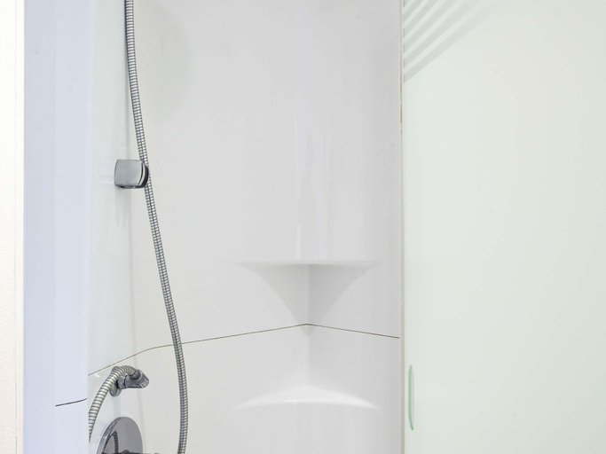 Bathroom 3, ibis budget Beaconsfield, Buckinghamshire