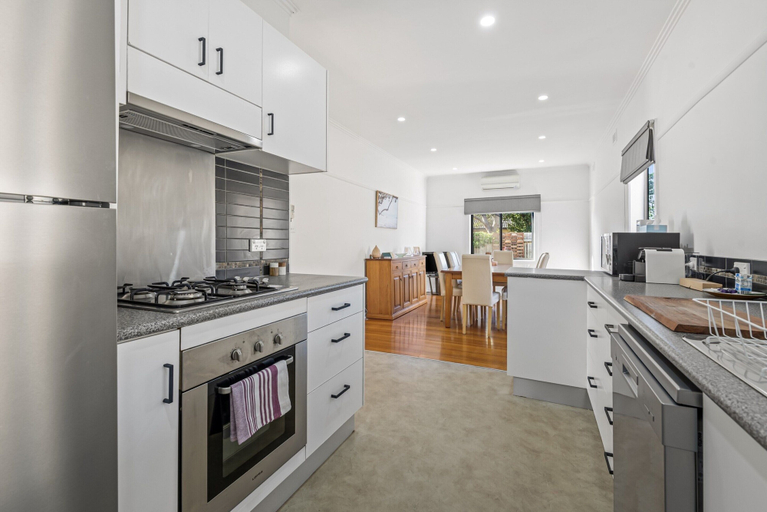 Private kitchen 5, Spacious 3-bed With Outdoor Dining Near Airport, Melbourne