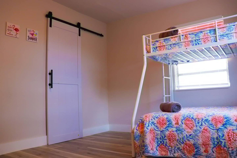 Room 4, Flamingo Beach House, Broward