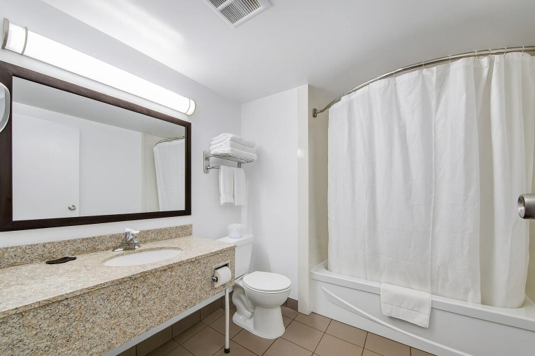 Bathroom 4, Deluxe Inn, Toronto