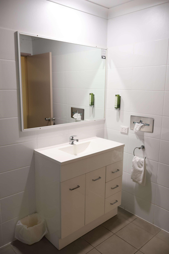 Bathroom 4, Sun Palms Motel, Rockhampton