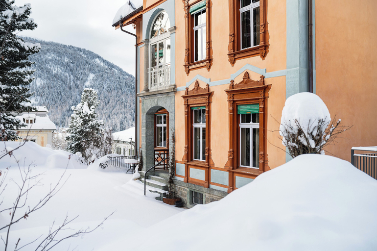 Exterior & Views