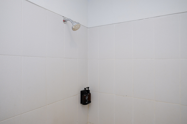 Bathroom 2, Urbanview Code Riverstay Yogyakarta, Sleman