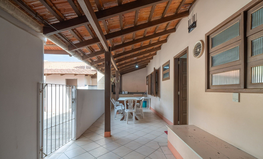 Outdoor dining, Casa a 4 min a pé da praia em Porto Belo BRR0097, Porto Belo