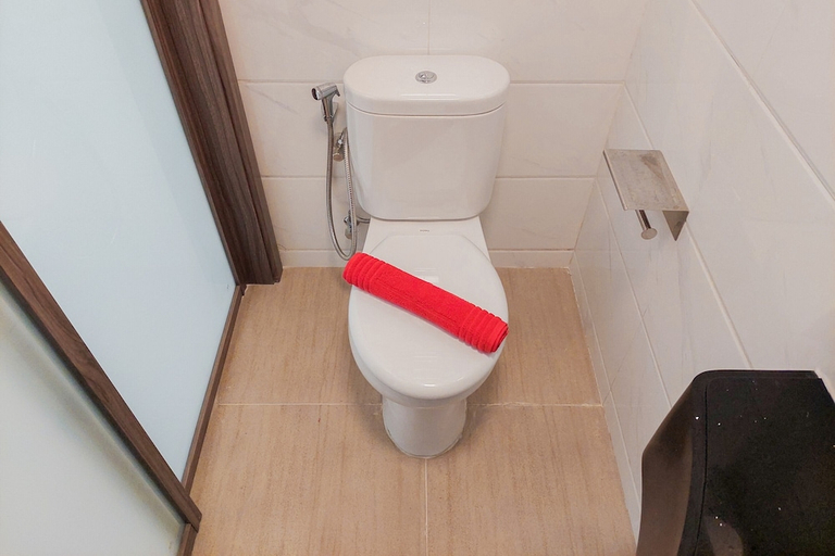 Bathroom 2, Cozy Living and Comfort Studio at Sky House BSD Apartment, South Tangerang