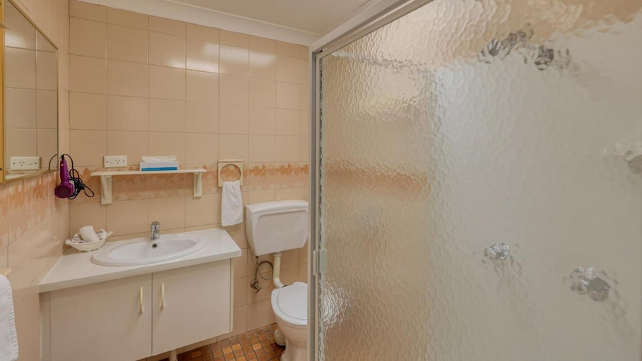 Bathroom 4, Gunsynd Motor Inn, Goondiwind