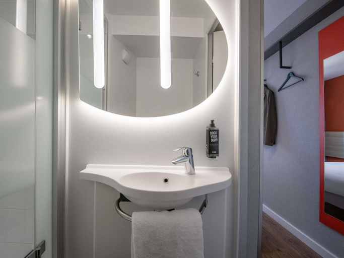 Bathroom 4, ibis budget Nice Aeroport Promenade des Anglais, Alpes-Maritimes