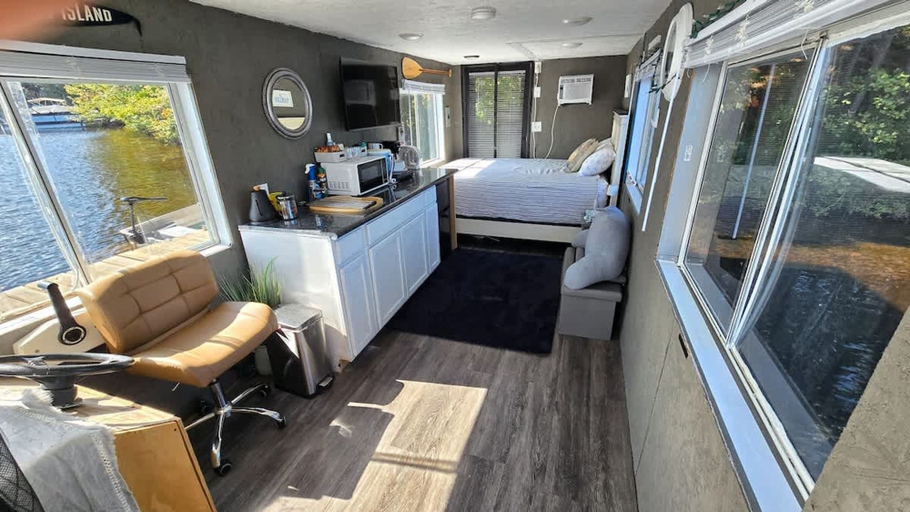 Private kitchen, Private Island 5 Homes 2 Hottub Boat -sleeps 17, Lewis