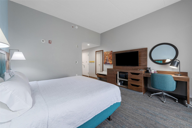 Bedroom 4, Hampton Inn Front Royal, Warren