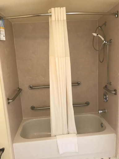 Bathroom 4, Quality Inn Byron, Peach