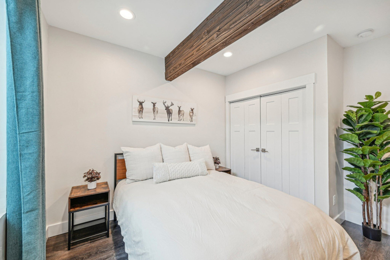 Room 1, Wasatch Lodge, Summit
