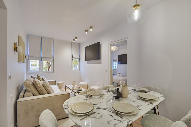 Dining 5, Modern Air-conditioned Apartment - Canal St Martin, Paris