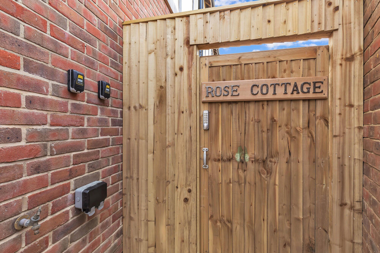 Room 4, Garden Lodge With Parking By My Getaways, Brighton and Hove
