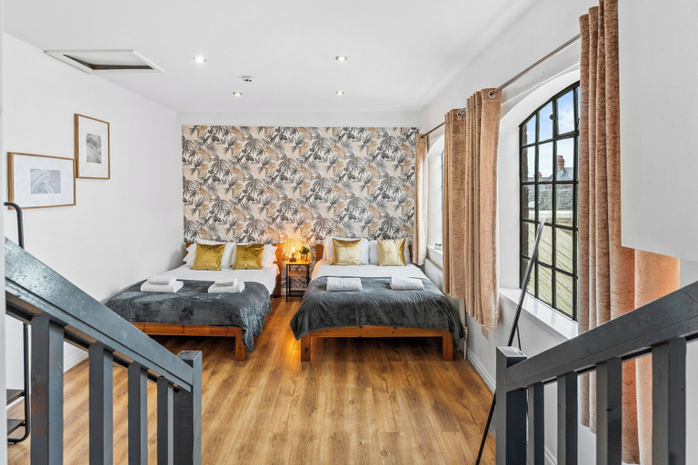 Room 2, 3 Bed Flat - Sleeps 8 - Parking - Wifi, Birmingham