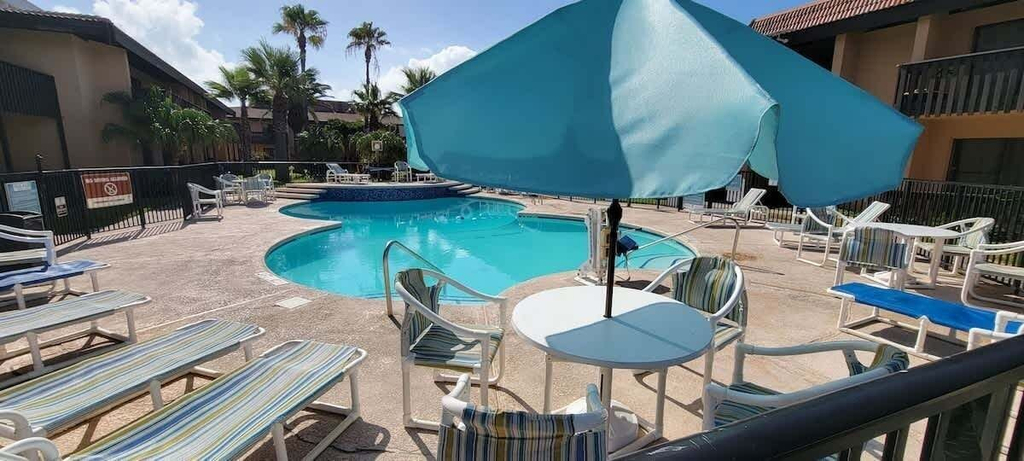 Pool 4, Tiki 1 Bedroom Home by RedAwning, Cameron
