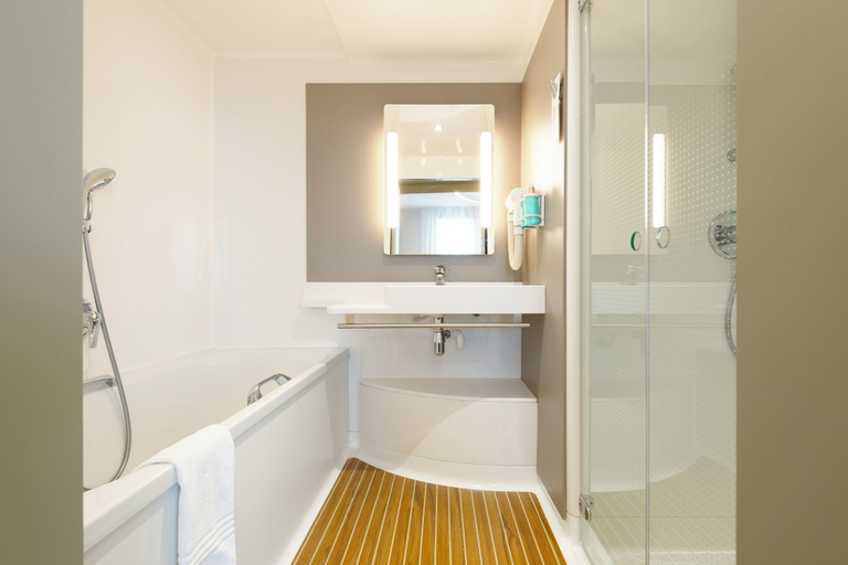 Bathroom 5, Novotel Suites Nancy Centre, Meurthe-et-Moselle