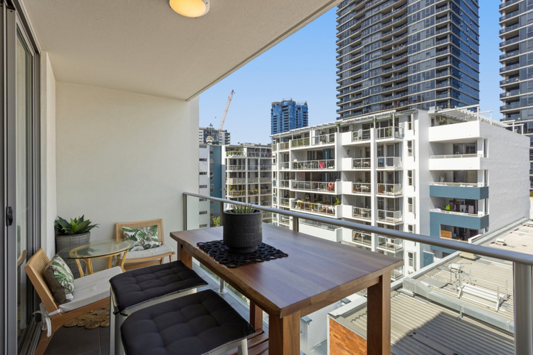 Property grounds, Chic 2-Bed Apartment & 5 minutes walk to QPAC, Brisbane