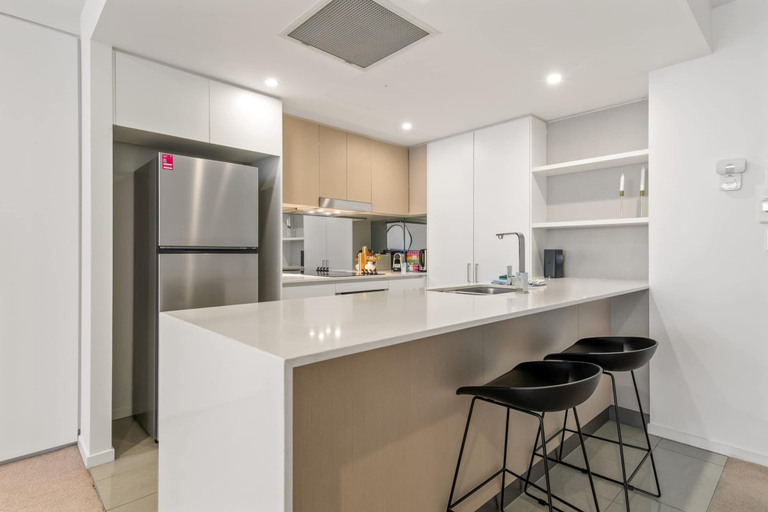 Private kitchen 4, West End Flat With Pool and BBQ Access, West End