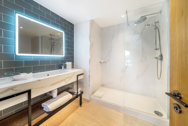 Bathroom 4, The Runnymede on Thames Hotel and Spa, Windsor and Maidenhead
