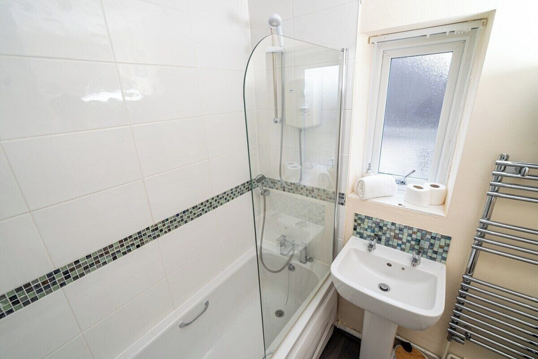 Bathroom 3, Comfortable 4-bed Home With Free Parking, Swansea
