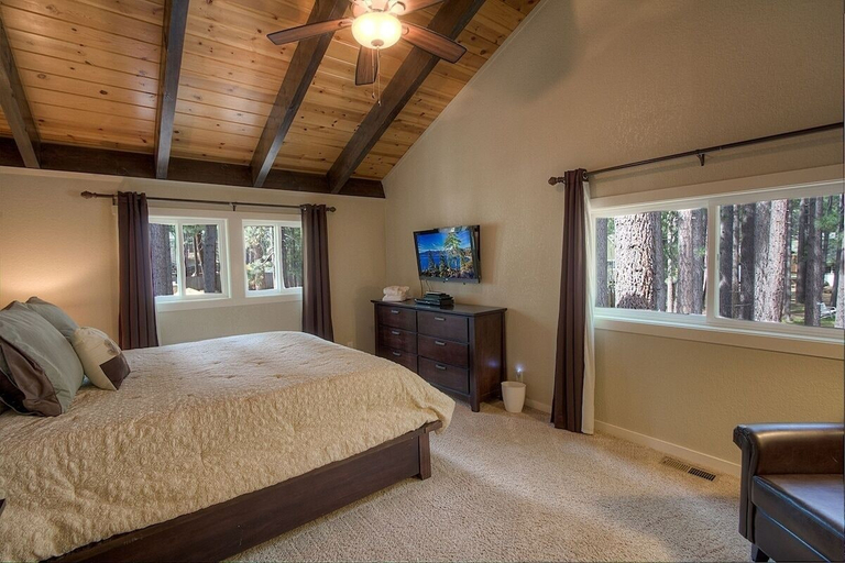 Room 2, Snowshoe Chalet 3 Bedroom Cabin by RedAwning, El Dorado