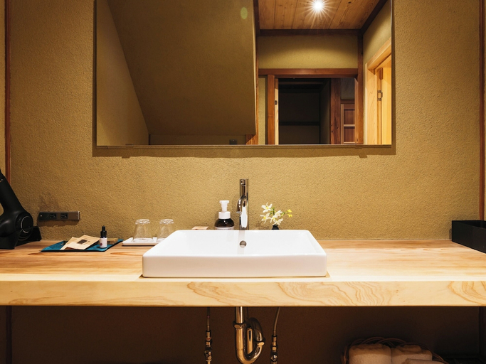 Bathroom 3, RITA IZUMO SAGIURA, Izumo