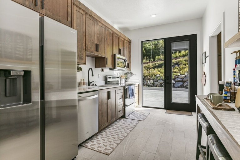 Private kitchen 4, 9005B - Luxury Two Bedroom + Den 2 Home, Salt Lake