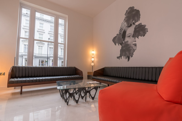 Others 5, Victoria Inn, London