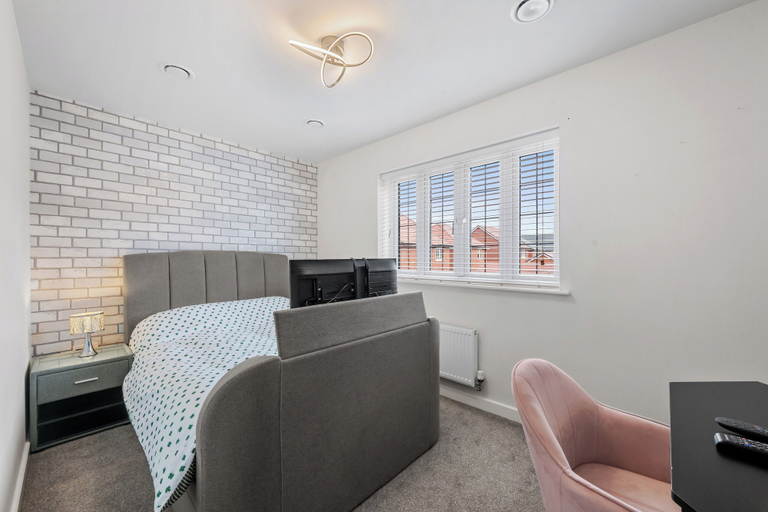 Room 4, 3 Bed Detached House - Sky Tv - Garden - Pets, Halton