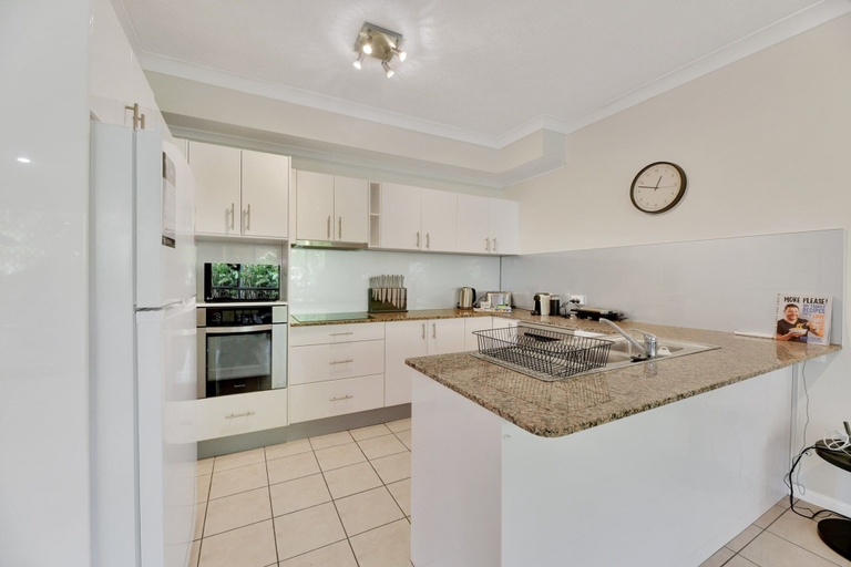 Private kitchen 5, Tranquil 3-bed Unit With Lush Garden Views, Taringa