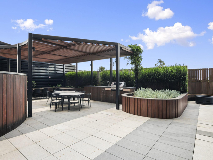 5, High-Rise 3-Bed Apartment with Premium Amenities, Melbourne