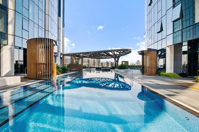 Pool, Spacious Modern Apartment With Pool & Gym Access, Melbourne
