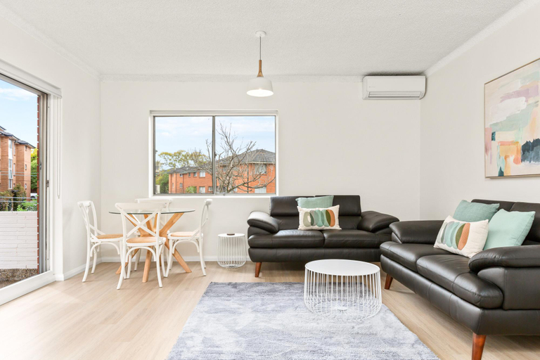 Separate living room 5, Bright and convenient apartment, close to shops, Sydney